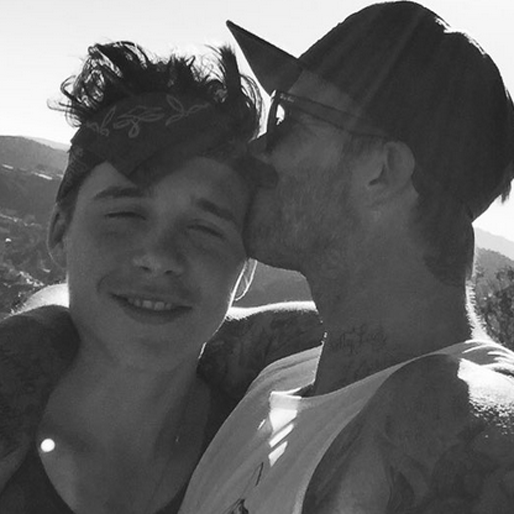 Brooklyn Beckham får en stor puss av pappa David. Brooklyn Beckham får en stor puss av pappa David.